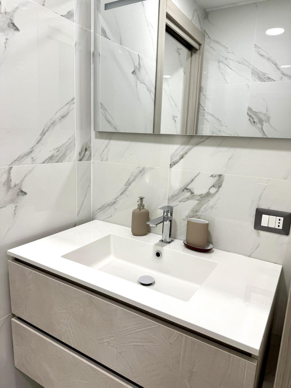 Appartamento 5 Minuti Duomo - Metro M4 Argonne - Linate Airport *